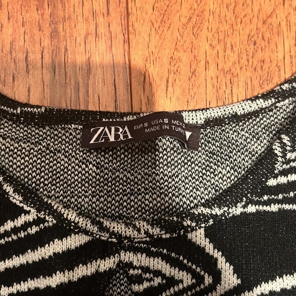 Zara Woman’s Black White Printed Sweater Size S - Picture 3 of 4